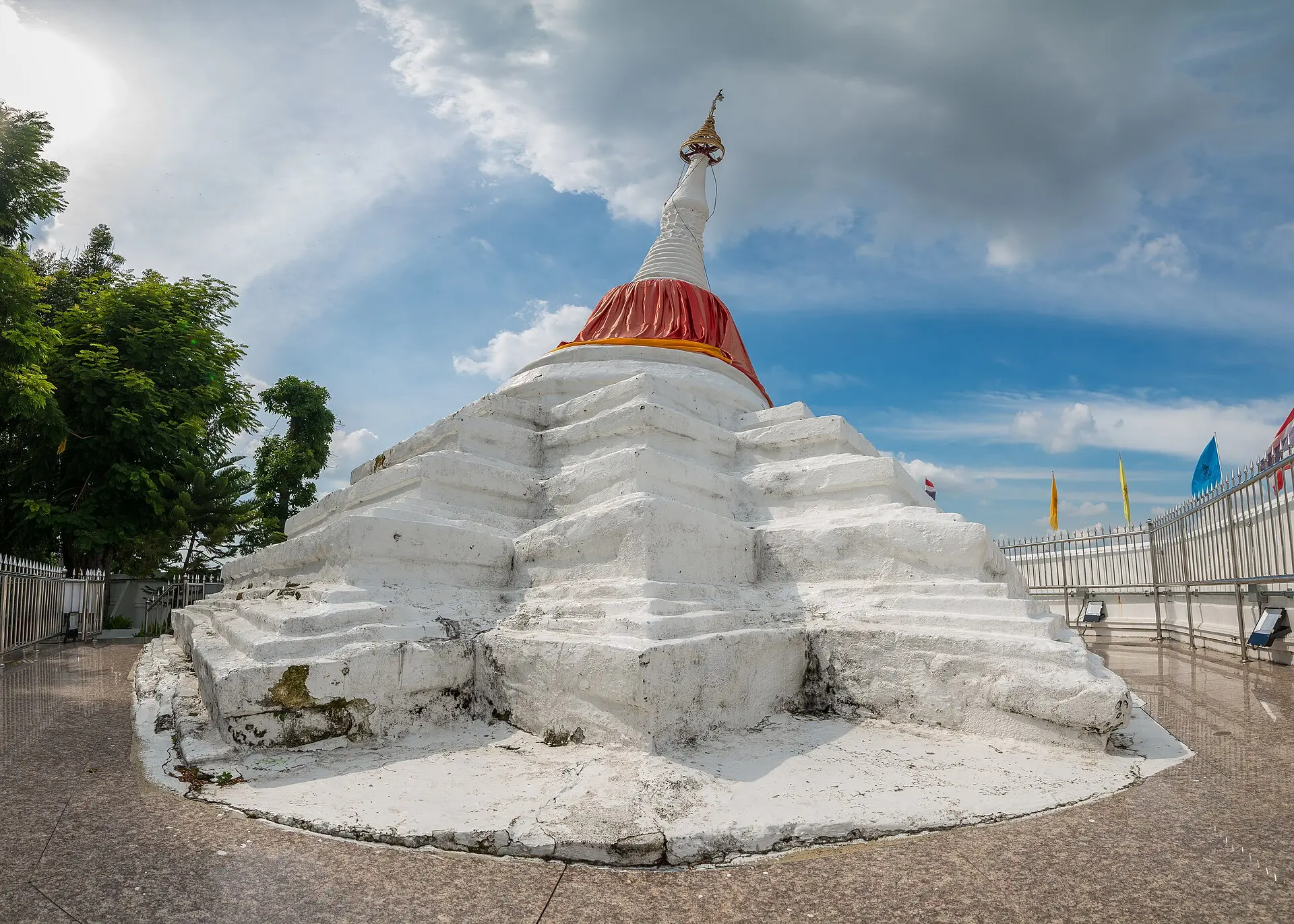 เจดีย์เอียงวัดปรมัยยิกาวาส เกาะเกร็ด จังหวัดนนทบุรี