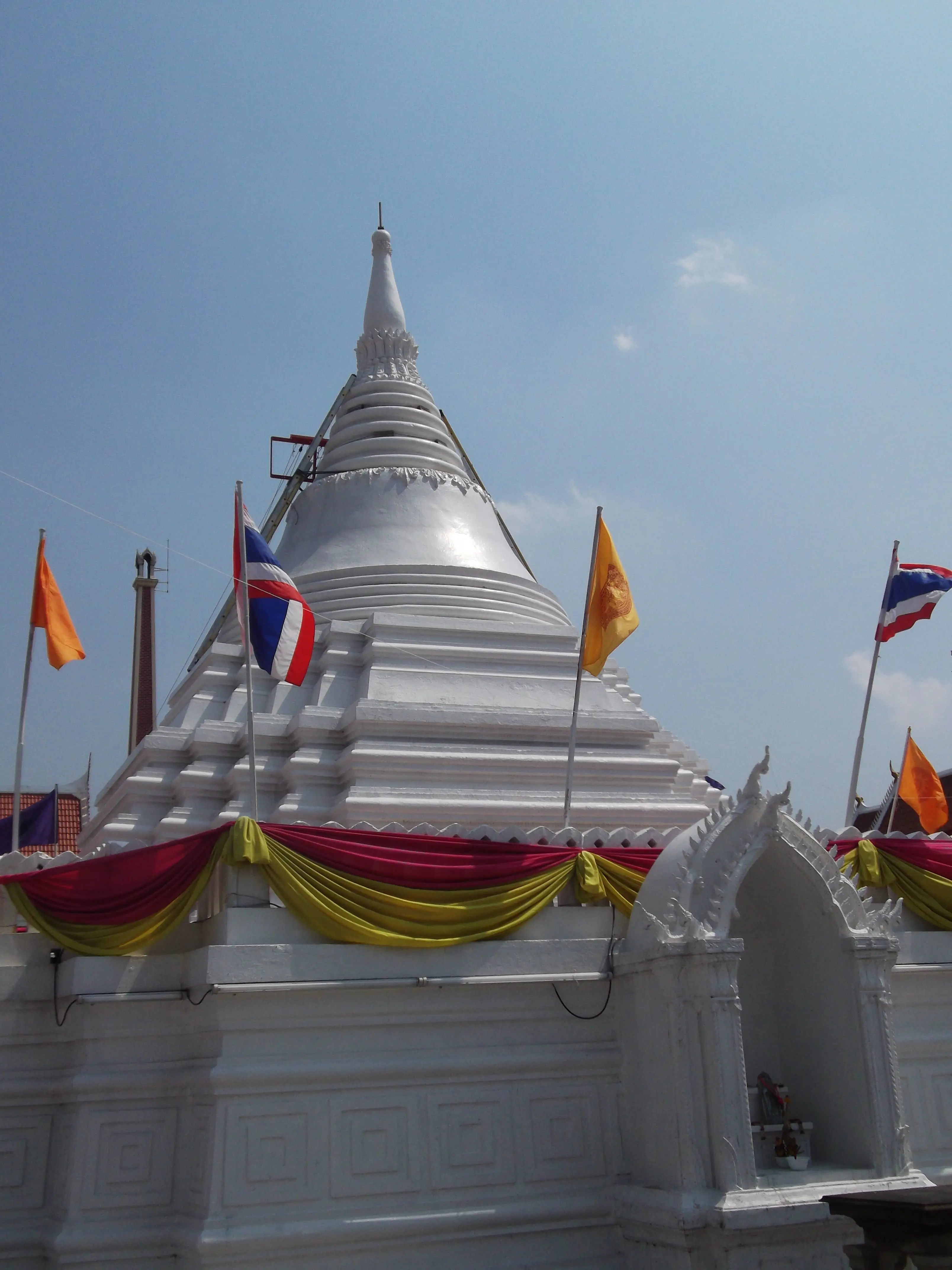 ที่มา: Wikimedia Commons เจดีย์เอียงวัดปรมัยยิกาวาส เกาะเกร็ด จังหวัดนนทบุรี