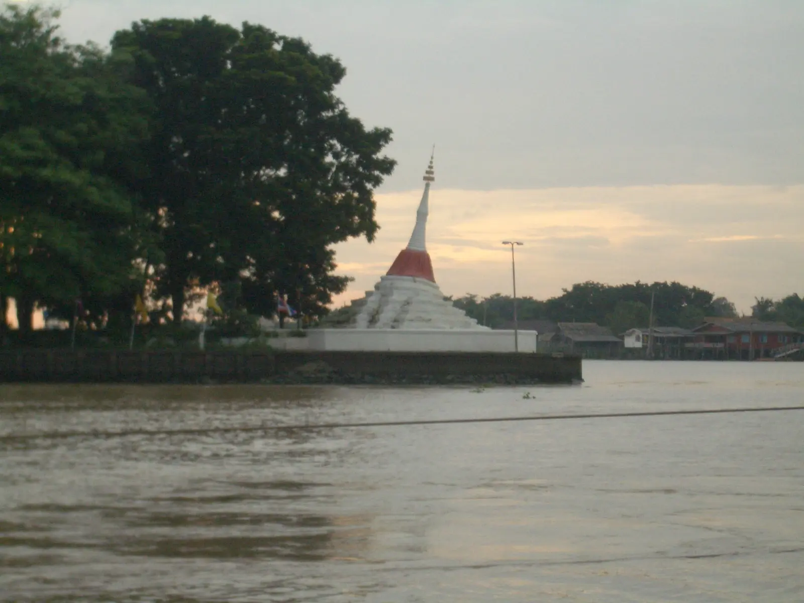 เจดีย์วัดปรมัยยิกาวาส เกาะเกร็ด จังหวัดนนทบุรี
